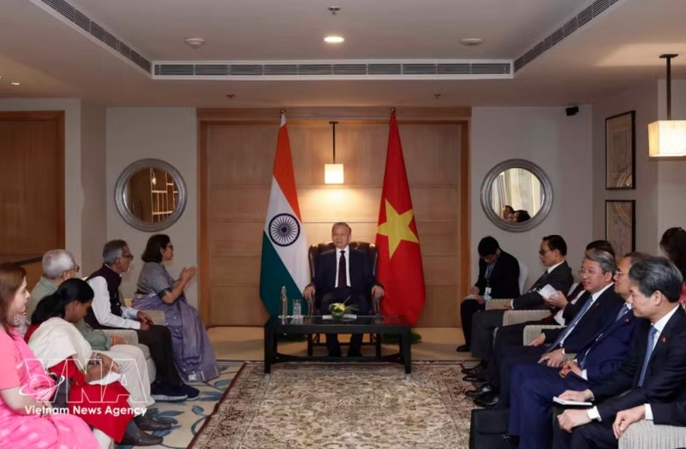 General Secretary of the Communist Party of Vietnam Central Committee and State President To Lam receives President of the India-Vietnam Friendship Association Kusum Jain in New Delhi on May 6 afternoon (local time). (Photo: VNA)