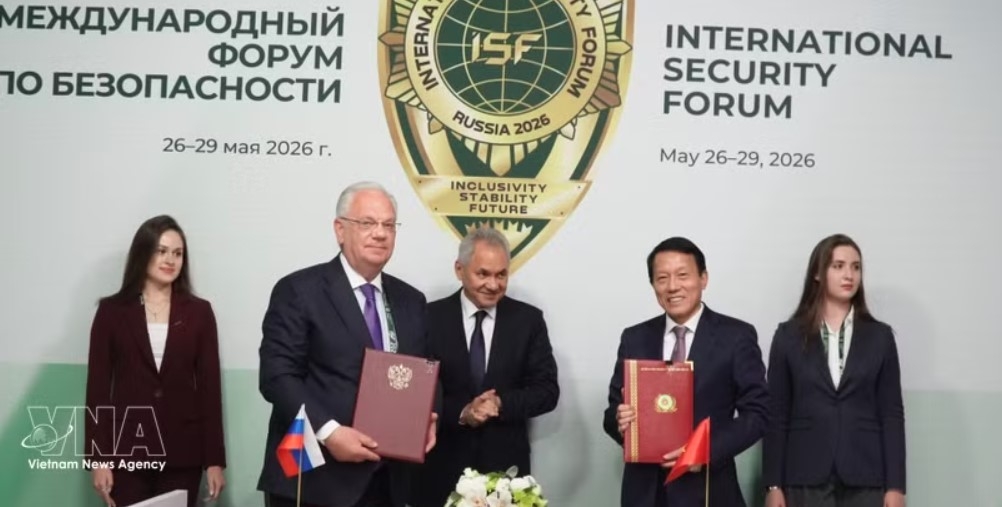 Minister of Public Security General Luong Tam Quang and Dmitry Shugaev, director of Russia’s Federal Service for Military-Technical Cooperation sign a cooperation agreement. (Photo: VNA)