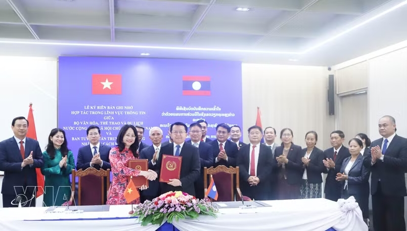 Minister of Culture, Sports and Tourism Lam Thi Phuong Thanh and Deputy Head of the Central Propaganda and Training Commission Vansy Kuamua exchange the cooperation memorandum for the 2026-2030 period. (Photo: VNA)