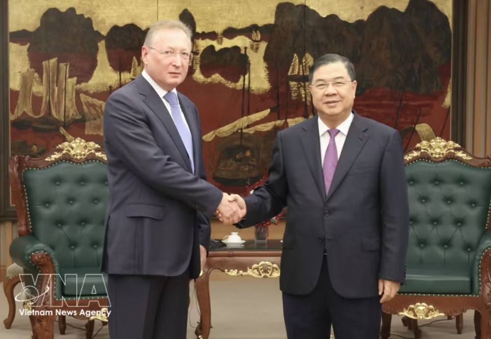 Permanent Deputy Prime Minister Pham Gia Tuc (R) receives Zarubezhneft General Director Sergey Kudryashov in Hanoi on May 27. (Photo: VNA)