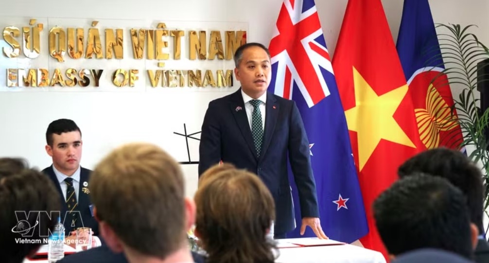 Vietnamese Ambassador to New Zealand Phan Minh Giang congratulates NZMAM 2026 on its great success. (Photo: VNA)