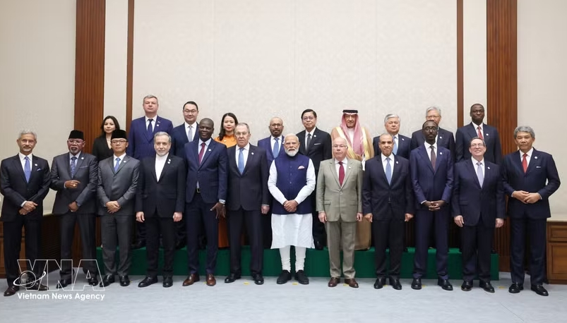Ministers and deputy ministers from BRICS member and partner countries pose for a group photo while attending the Expanded BRICS Foreign Ministers' Meeting in India on May 14. (Photo: VNA)