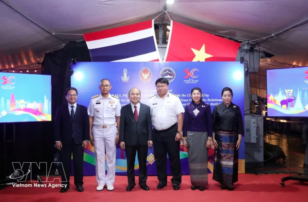 Leaders of Ho Chi Minh City join Rear Admiral Thaveesak Thongnam and Thai Ambassador to Vietnam Urawadee Sriphiromya at the commemorative ceremony. (Photo: VNA)