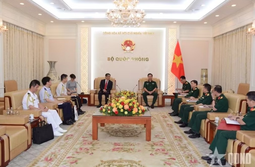 The meeting between Deputy Minister of National Defence Sen. Lt. Gen. Nguyen Truong Thang and Japanese Ambassador to Vietnam Ito Naoki in Hanoi on May 28 (Photo: People's Army Newspaper)