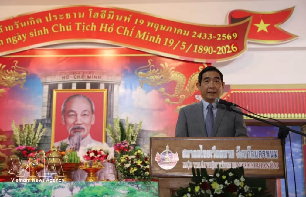Vietnamese Ambassador to Thailand Pham Viet Hung delivers remarks at the ceremony marking the 136th birth anniversary of President Ho Chi Minh. (Photo: VNA)