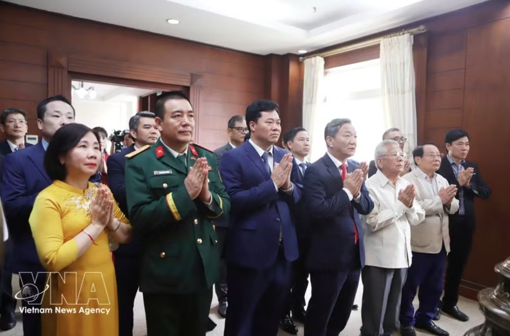 Delegates offer incense in commemoration of President Ho Chi Minh. (Photo: VNA)