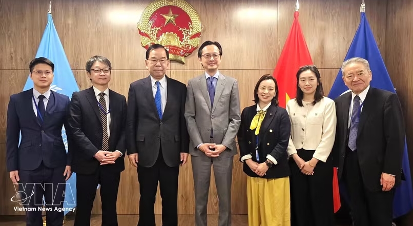 Ambassador Do Hung Viet (centre) and Chairman of the Presidium of the Central Committee of the Japanese Communist Party Shii Kazuo (third from the left) and other delegates pose for a group photo (Photo: VNA)