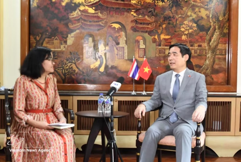 Vietnamese Ambassador to Thailand Pham Viet Hung (R) grants an interview to the Vietnam News Agency (Photo: VNA)