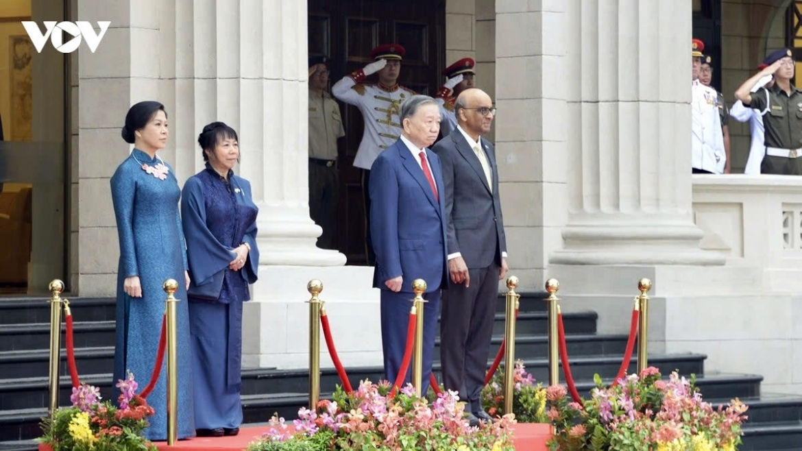 Singapore President Tharman Shanmugaratnam hosts a grand state welcomig ceremony for Vietnam’s top leader To Lam during his May 29–31 state visit, highlighting growing Vietnam-Singapore strategic ties.