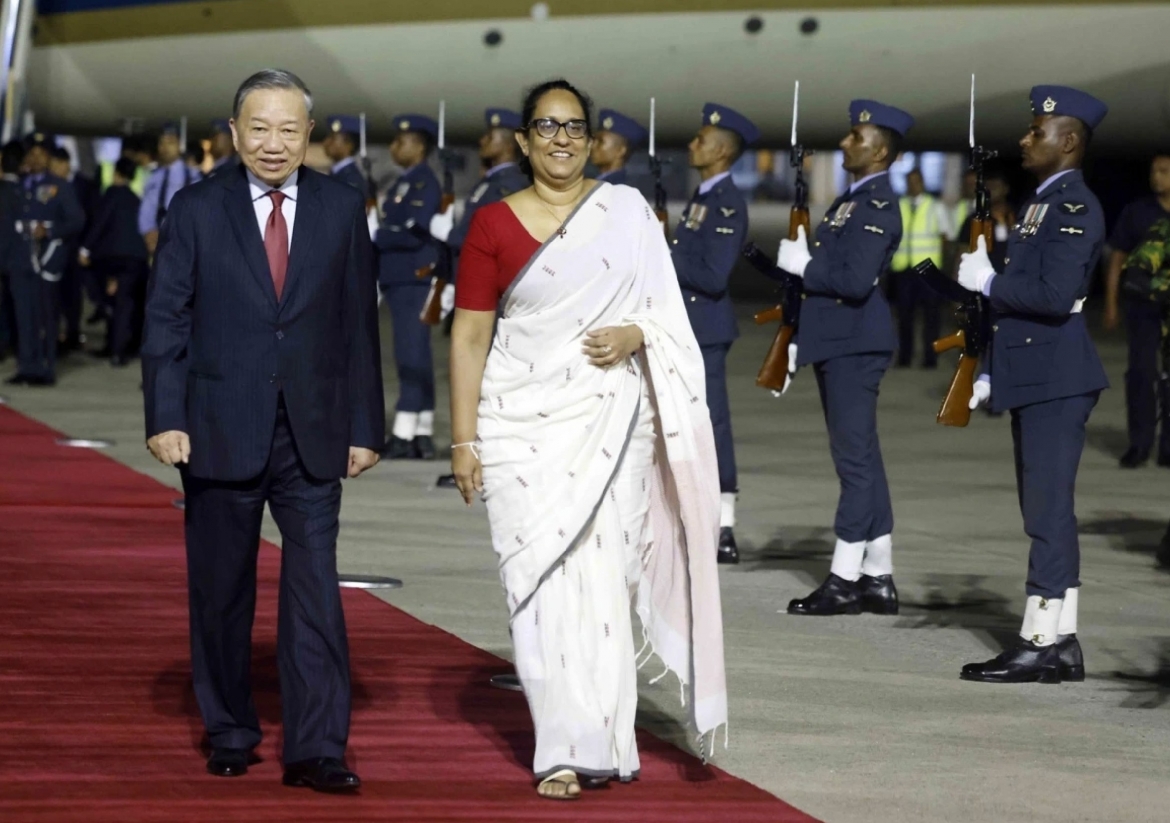 Sri Lankan PM Harini Amarasuriya welcomes General Secretary and State President To Lam at Bandaranaike International Airport in Colombo, Sri Lanka. (Photo: VNA)