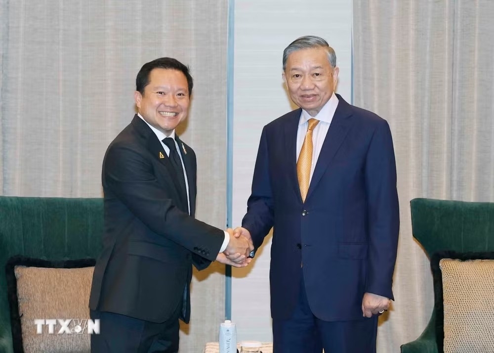 Vietnam's Party General Secretary and State President To Lam (R) during his meeting in Bangkok on May 27 with Thapana Sirivadhanabhakdi, a senior executive of Thailand’s TCC Group and President and CEO of ThaiBev.. (Photo: VNA)
