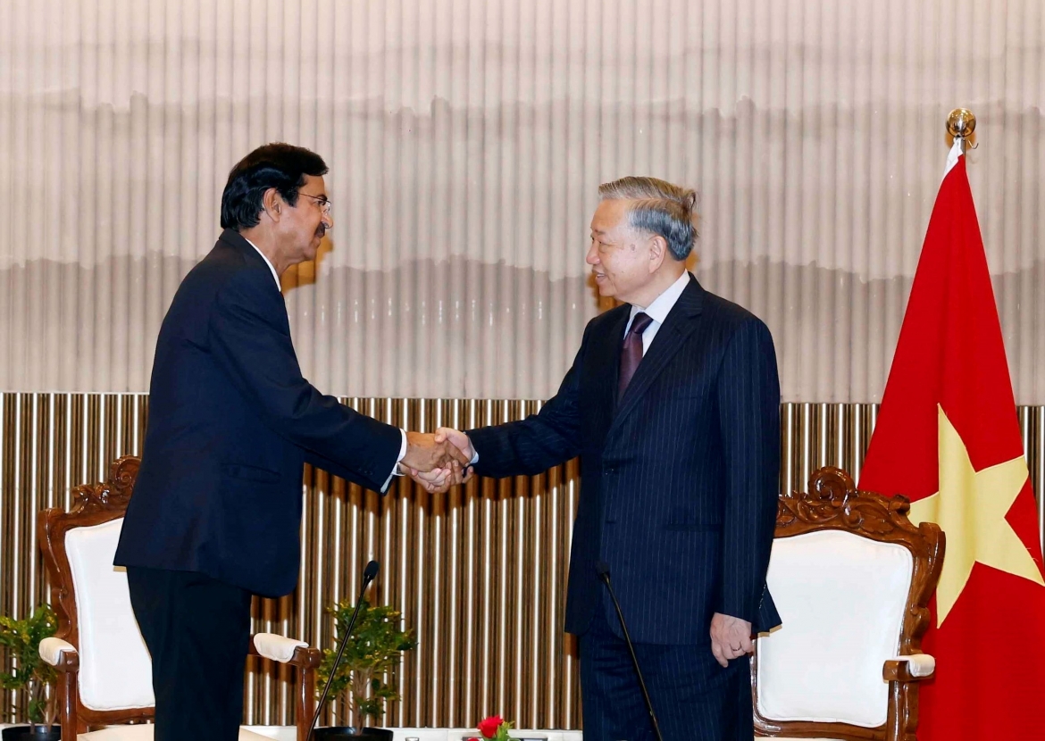 Vietnamese Party General Secretary and President To Lam (R) meets with leaders of engineering and infrastructure giant Larsen &amp; Toubro (L&amp;T) in Mumbai, India, on May 7. (Photo: VNA)