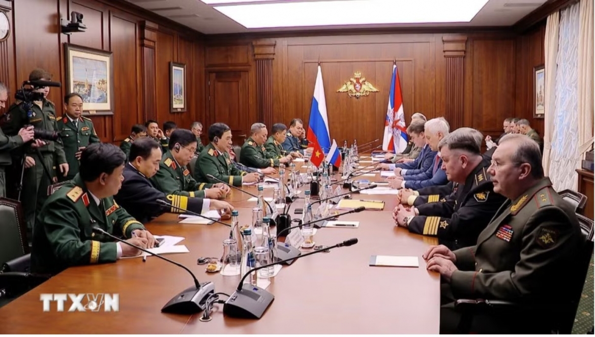 At the talks between the Vietnamese and Russian defence ministry delegations
(Photo: VNA)
