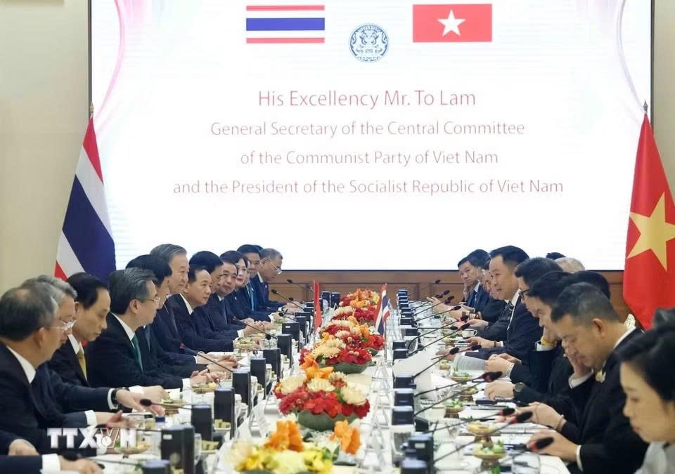 Party General Secretary and State President To Lam holds official talks with Thai Prime Minister Anutin Charnvirakul. (Photo: VNA)