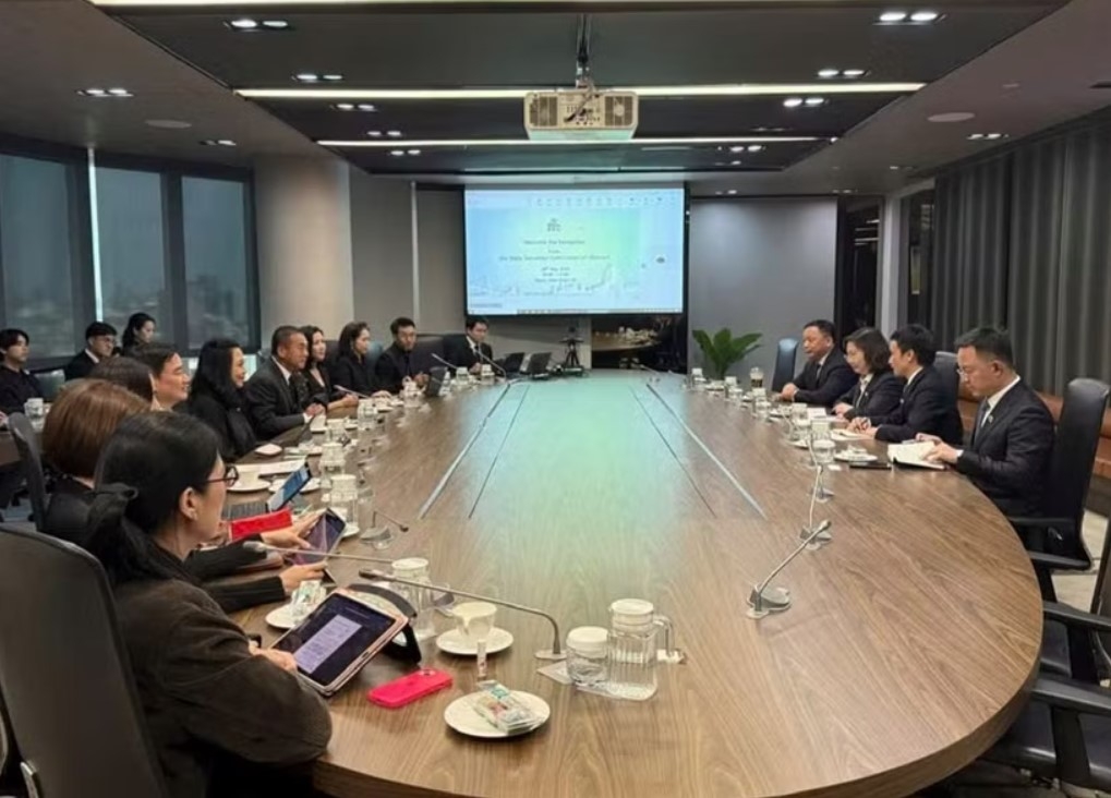 The working session between Chairwoman of Vietnam’s State Securities Commission (SSC) Vu Thi Chan Phuong and Chairman of Thailand’s Securities and Exchange Commission (SEC) Wisit Wisitsora-at in Bangkok on May 28. (Photo: SSC)