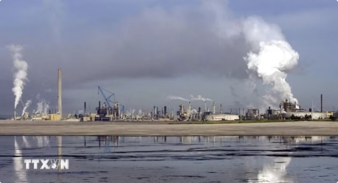 The Syncrude oil sands extraction facility in Alberta, Canada (Photo: Getty Images/VNA)