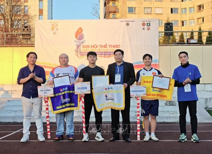 The organising board presents certificates of merit to teams with outstanding performances (Photo: VNA)