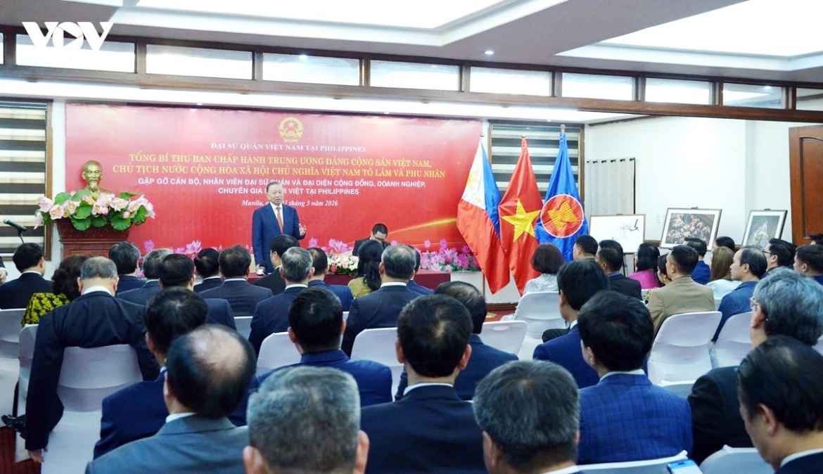 Party General Secretary and President To Lam meets representatives of the Vietnamese community in Manila on May 31 upon his arrival there for a two-day State visit the the Philippines