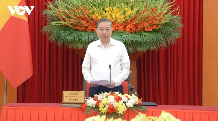 Party General Secretary and State President To Lam speaks at the meeting
