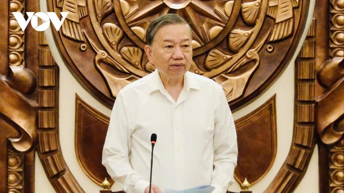 Vietnamese Party General Secretary and President To Lam calls on the Presidential Office to strengthen advisory work, improve accountability, accelerate digital transformation and enhance coordination with relevant agencies, during a working session with the office in Hanoi on May 11