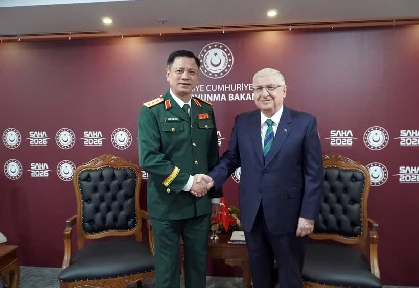 Turkish Defence Minister Yaşar Güler (R) and Deputy Minister of National Defence of Vietnam Nguyen Truong Thang during a meeting on the sidelines of SAHA 2026. (Photo: MoD)