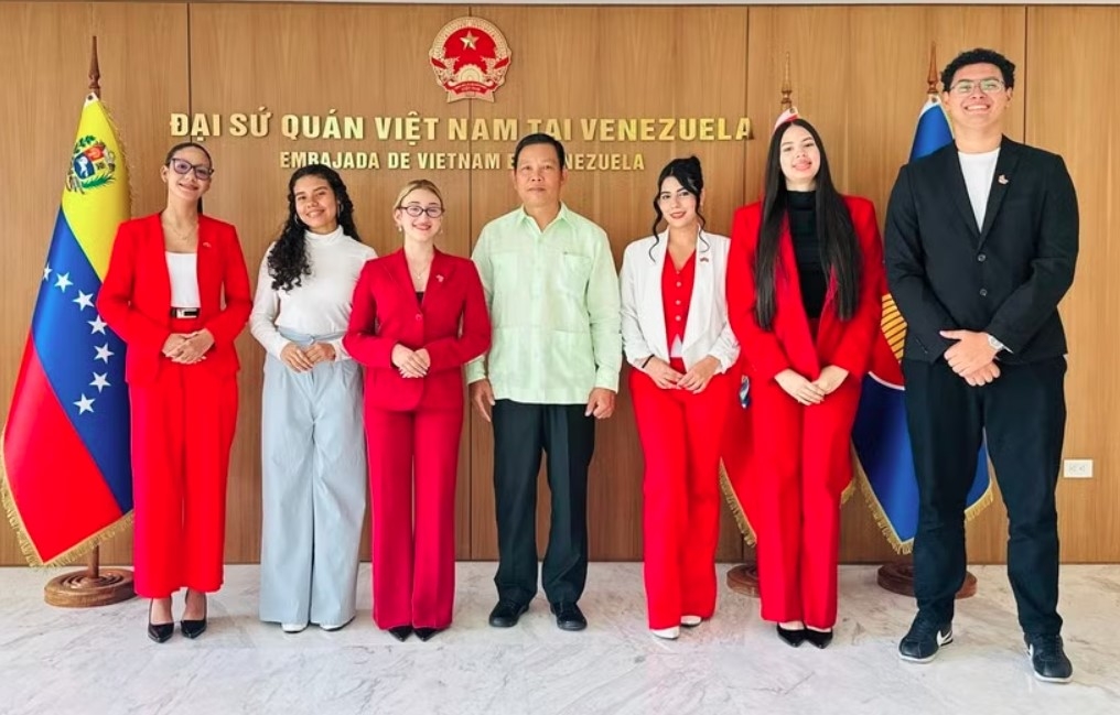 Ambassador Vu Trung My poses for a commemorative photo with representatives of Venezuelan students. (Photo: VNA published)