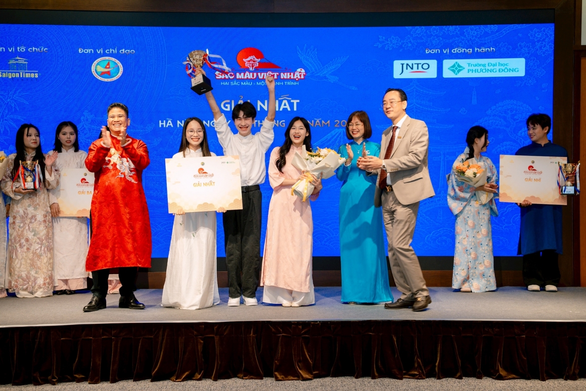 Team Mochi Mochi from the Hanoi University of Industry win first prize at Vietnam–Japan cultural contest. (Photo: organisers)