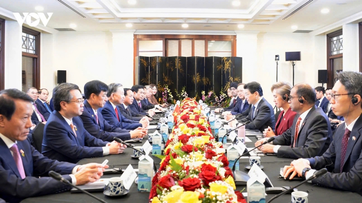 Vietnam Party General Secretary and State President To Lam and Singapore Prime Minister Lawrence Wong hold talks on measures to increase the two countries' cooperation focusing on digital transformation, AI, clean energy and strategic connectivity 