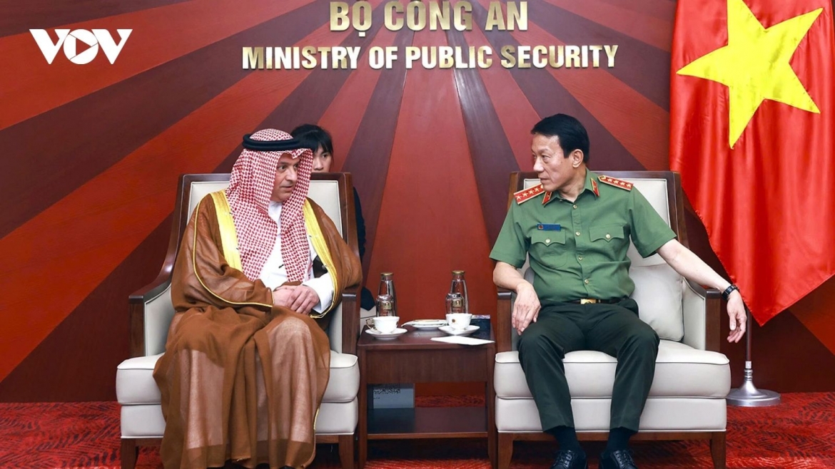 Vietnamese Minister of Public Security Luong Tam Quang (R) and Saudi Arabia Ambassador to Vietnam Thamer Mohammed A. Algosaibi during their meeting in Hanoi on May 13