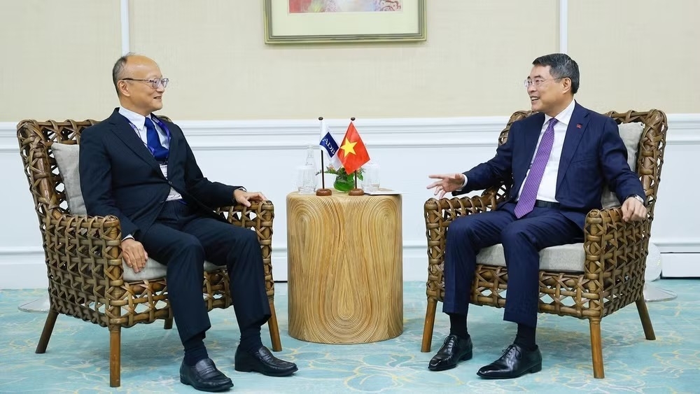 Vietnamese Prime Minister Le Minh Hung (R) meets with President of the Asian Development Bank Masato Kanda in Cebu, the Philippines, on May 7. (Photo: VNA)