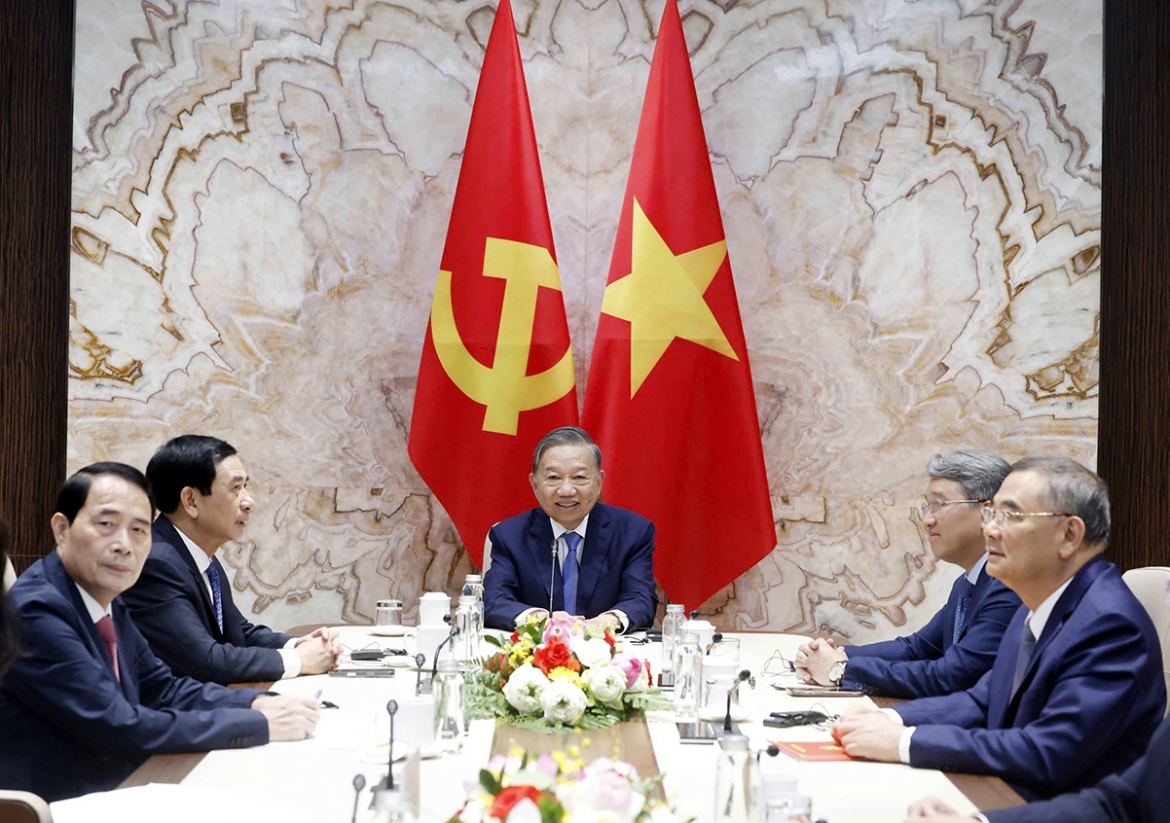 Vietnamese Party General Secretary and State President To Lam (C) and other senior Party and State officials during phone talks with Swiss President Guy Parmelin, from Hanoi on May 11. (Photo: VNA)