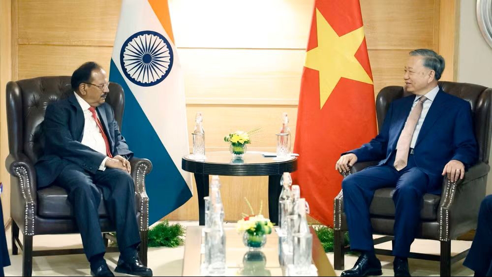 Vietnam’s Party General Secretary and State President To Lam (R) and India’s National Security Advisor Ajit Doval during their meeting in New Delhi on May 5. (Photo: VNA)