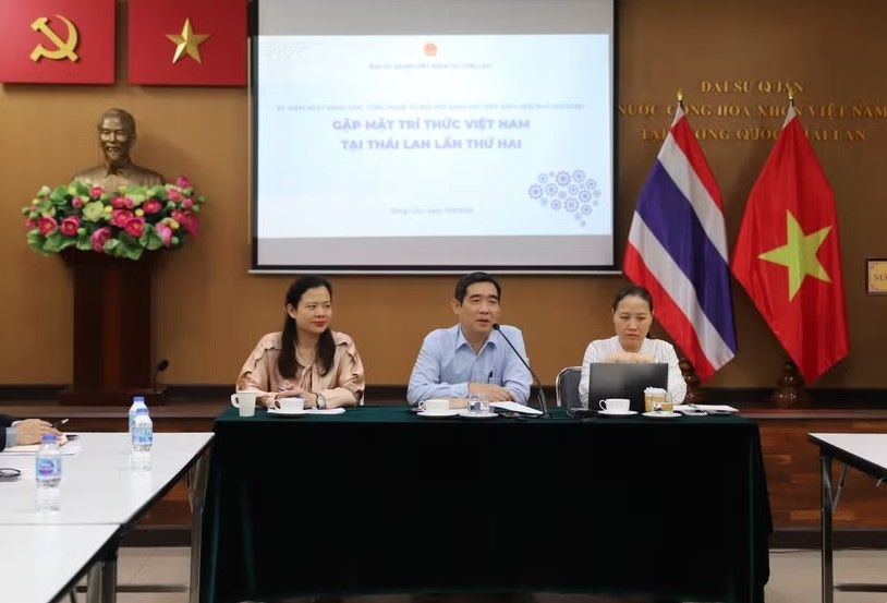 Vietnamese Ambassador to Thailand Pham Viet Hung (center) delivers opening remarks at the discussion.
( Photo: VNA)