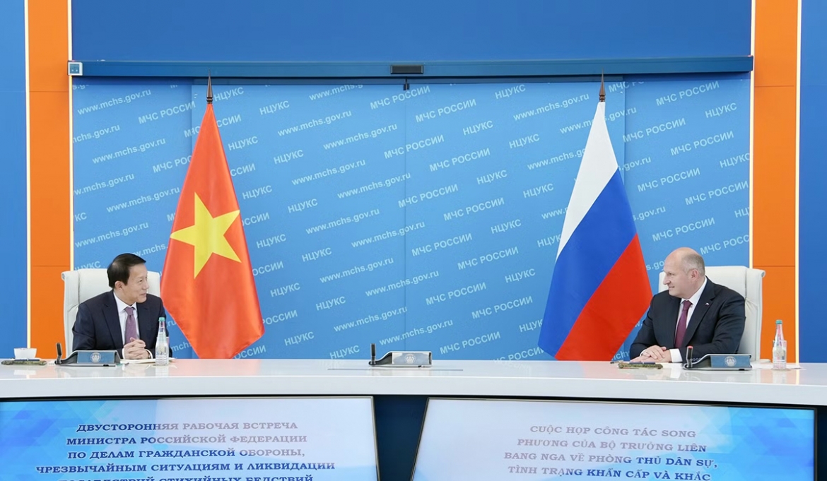 Vietnam’s Public Security Minister Luong Tam Quang (L) and Russia's Minister of Emergency Situations Aleksandr Kurenkov during their talks in Moscow on May 26. (Photo: cand.com.vn)