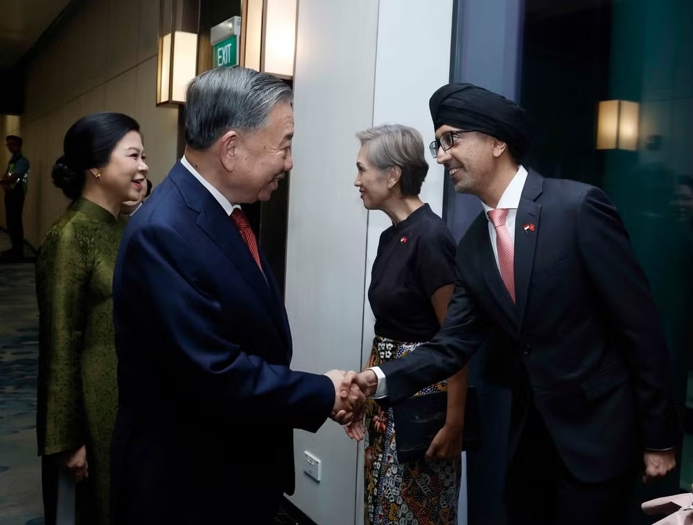 Vietnamese Party General Secretary and President To Lam and his spouse receive warm welcome at Changi International Airport early on May 29 upon their arrival on a state visit and participation in the Shangri-La Dialogue 2026. (Photo: VNA)