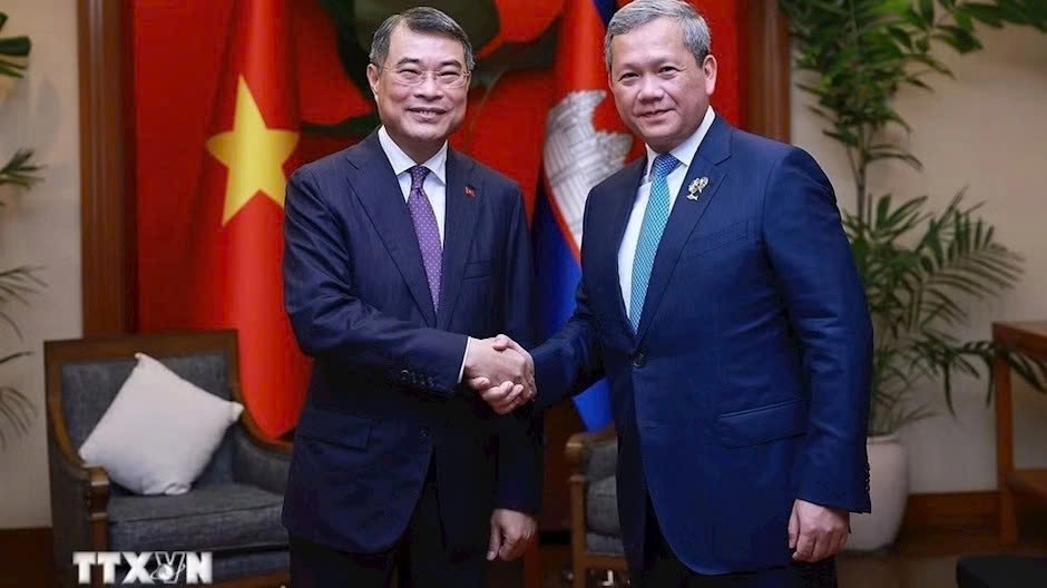 Vietnamese Prime Minister Le Minh Hung (L) and Cambodian Prime Minister Hun Manet meet in Cebu, the Philippines, on May 7, on the sidelines of the 48th ASEAN Summit. (Photo: VNA)