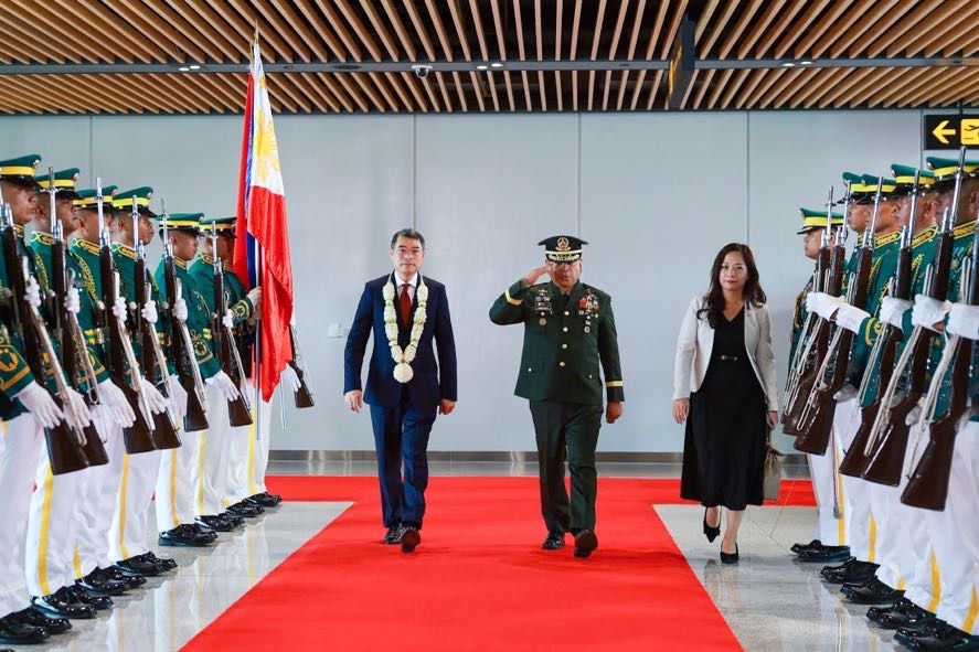 Vietnamese Prime Minister Le Minh Hung arrives in Cebu, the Philippines, on May 7 to attend the 48th ASEAN Summit and related meetings. (Photo: VGP)