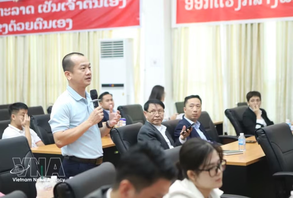 A Vietnamese business representative in Laos raises opinions at the forum. (Photo: VNA)