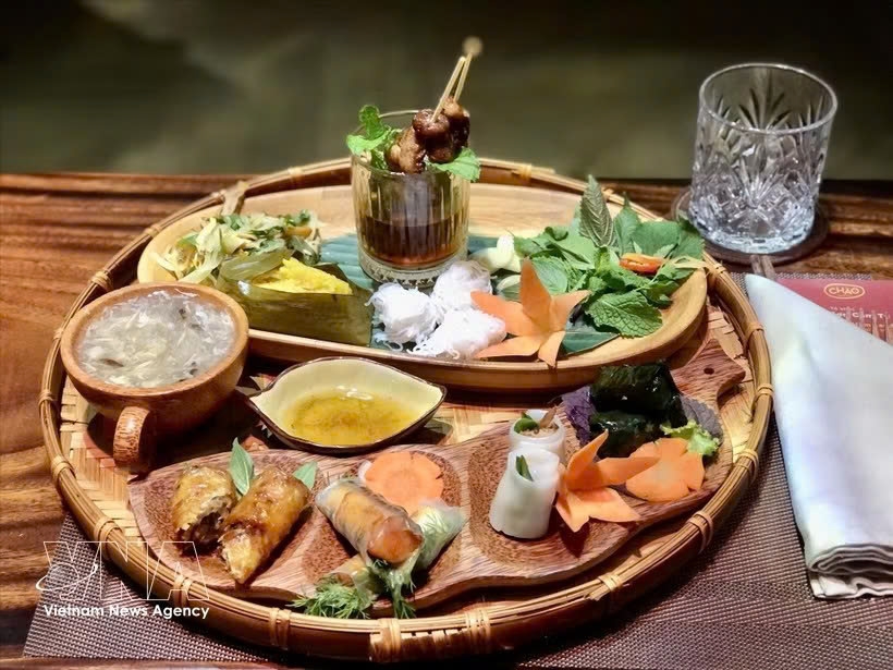 The Chao Show by the Ho Chi Minh City-based the company Dau An Show presents the flavours of Vietnam’s three regions through nine signature Vietnamese dishes. (Photo: VNA)