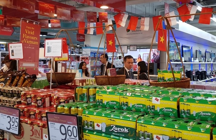 Vietnamese products are displayed at a supermarket in Singapore as businesses seek to expand the presence of Vietnamese brands overseas (Photo: VGP)