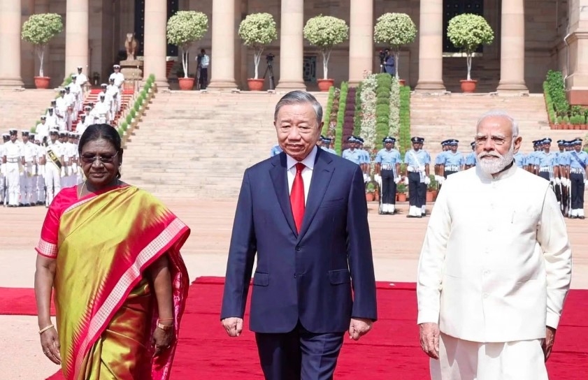 Indian President Droupadi Murmu (L) and Prime Minister Narendra Modi (R) co-chair the official welcome ceremony for Party General Secretary and State President To Lam (Photo: VNA)