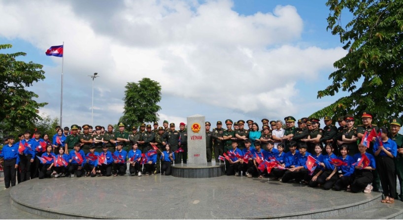 Young officers from Vietnam, Laos and Cambodia visit the Vietnam-Laos-Cambodia tri-border marker. (Photo: VNA)
