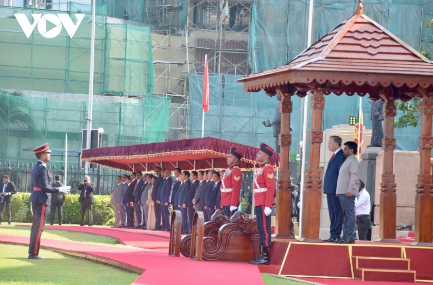 A 21-gun salute and the national anthems of Vietnam and Sri Lanka are performed in honour of Vietnam’s top leader To Lam.