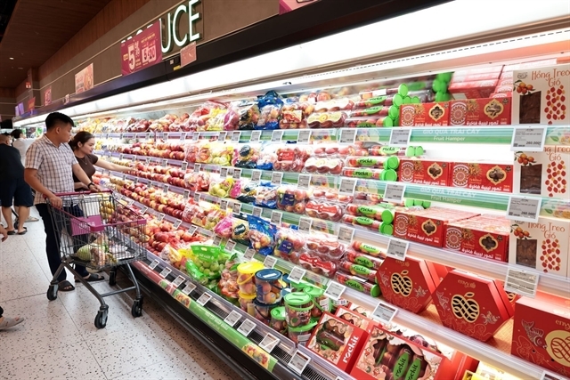 Customers shop for fruits at Japan's AEON Van Giang General Merchandise Store. —VNA/VNS Photo 