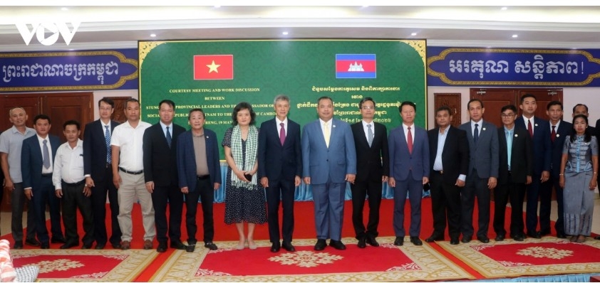 Ambassador Nguyen Minh Vu poses for a commemorative photo with representatives of Stung Treng provincial authorities and members of the Vietnamese-origin community.