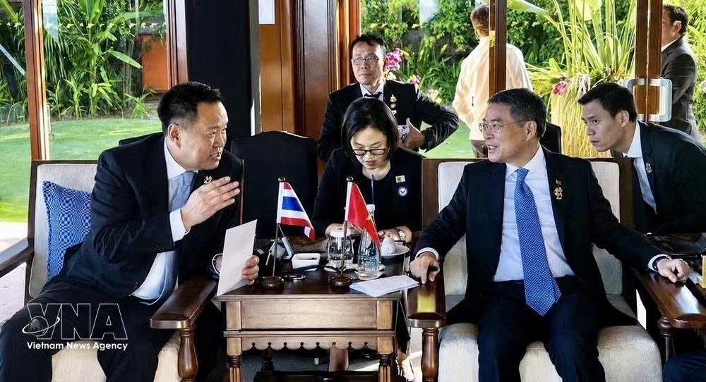Vietnamese Prime Minister Le Minh Hung meets with Thai Prime Minister Anutin Charnvirakul in Cebu, the Philippines, on May 8 (Photo: VNA)