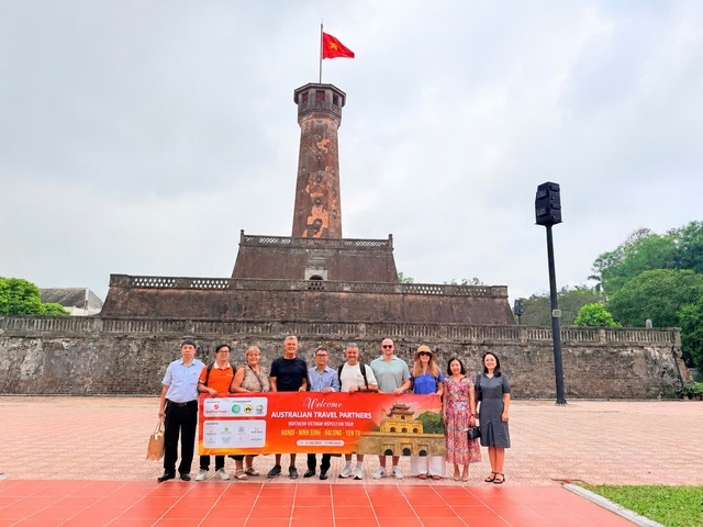 The Australian famtrip delegation visits the Imperial Citadel of Thang Long (Photo: VGP)