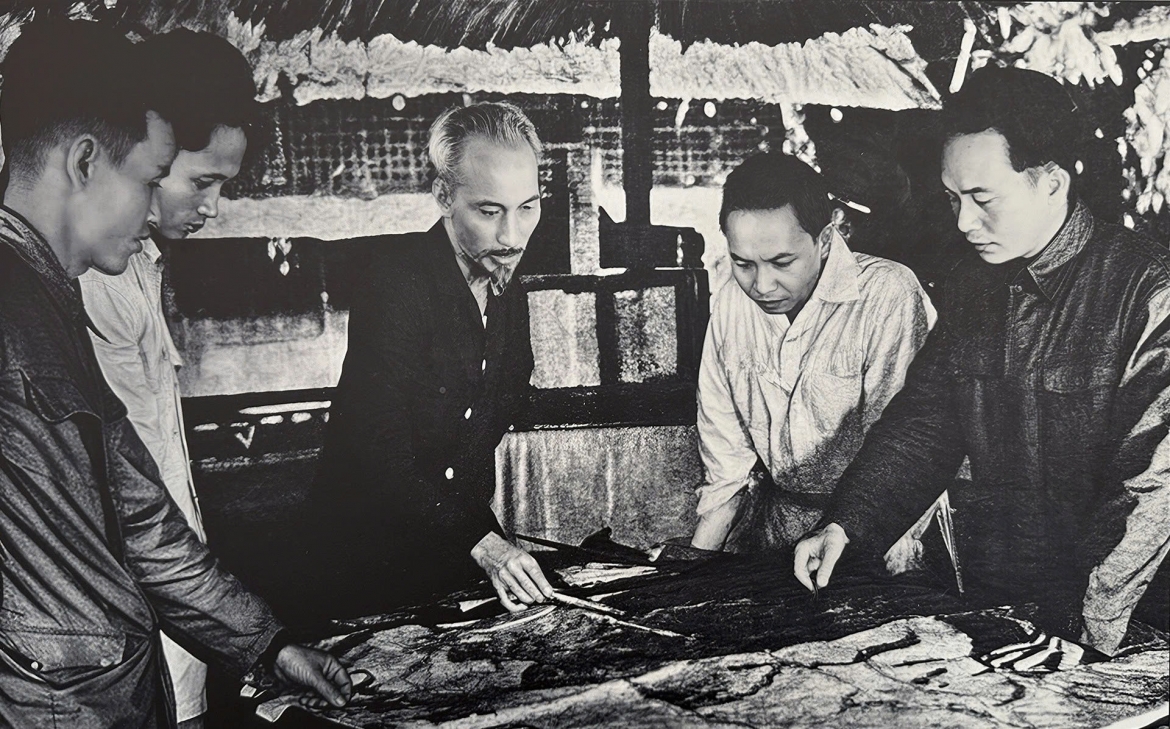 President Ho Chi Minh, together with other senior Vietnamese leaders such as Truong Chinh, Pham Van Dong and Vo Nguyen Giap, discusses the decision to launch the Battle of Dien Bien Phu campaign in December 1953. (Photo: National Archives Centre)