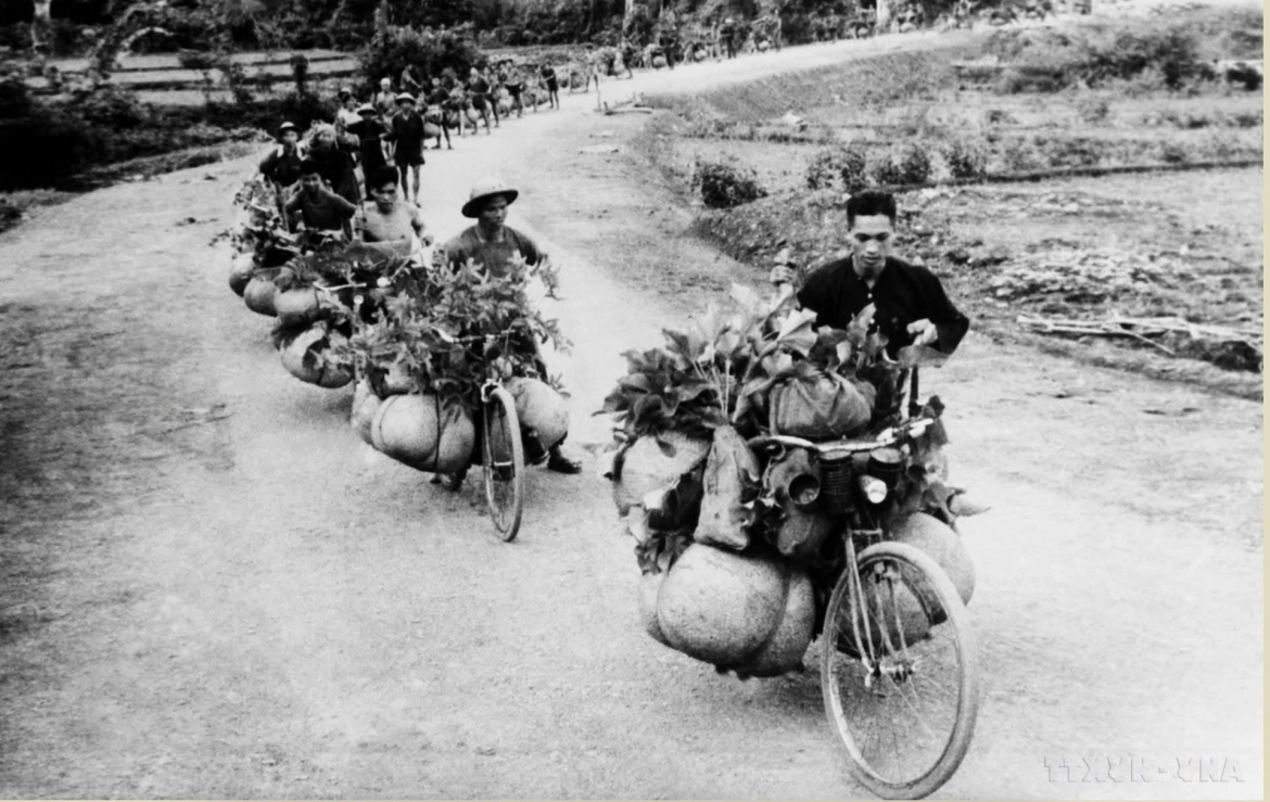 More than 21,000 bicycles, 261,500 civilian porters, along with trucks, boats, horses and pack animals are mobilised day and night to transport food, weapons and ammunition to the Battle of Dien Bien Phu front. (Photo: VNA)