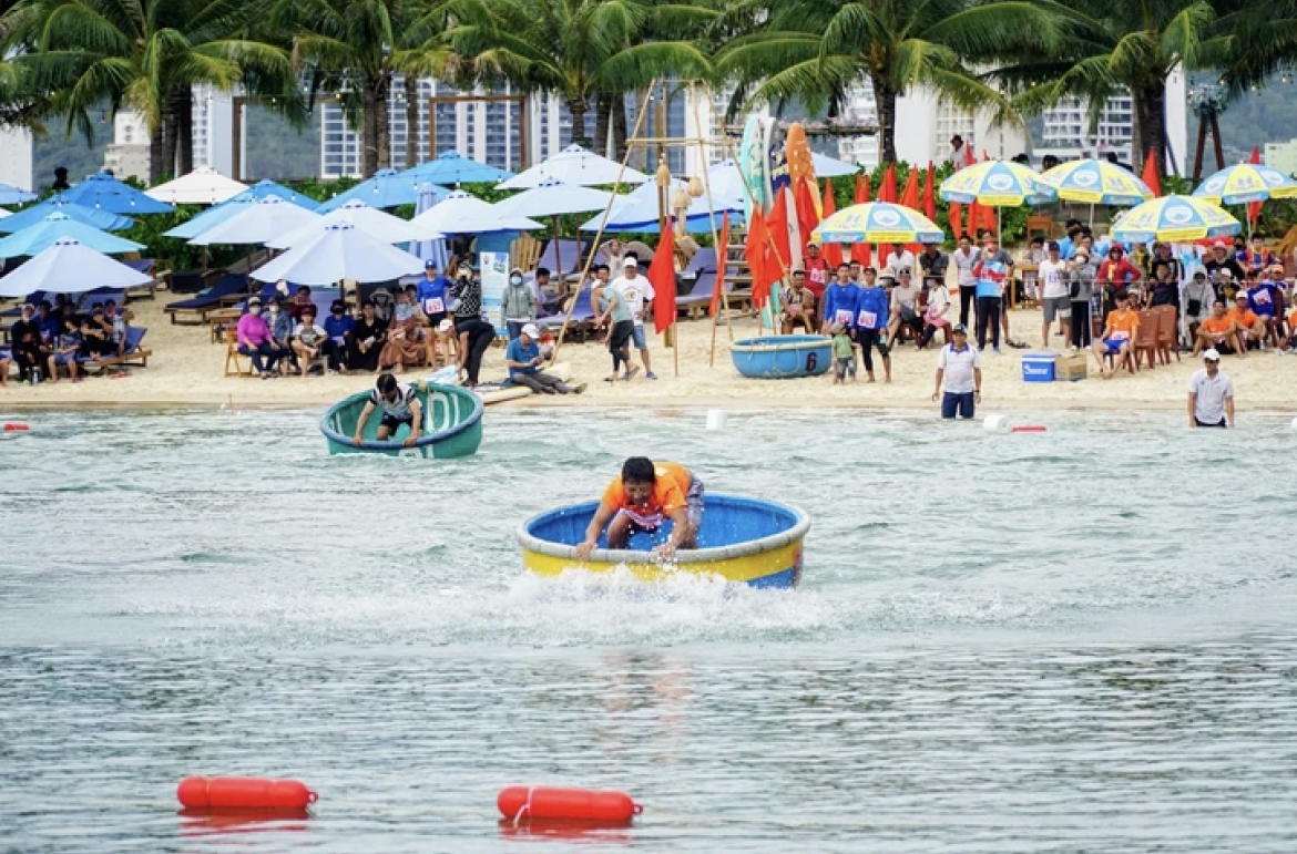 Basket boat racing at the Nha Trang Sea Tourism and Culture Festival 2025
(Photo: tuoitre.vn)